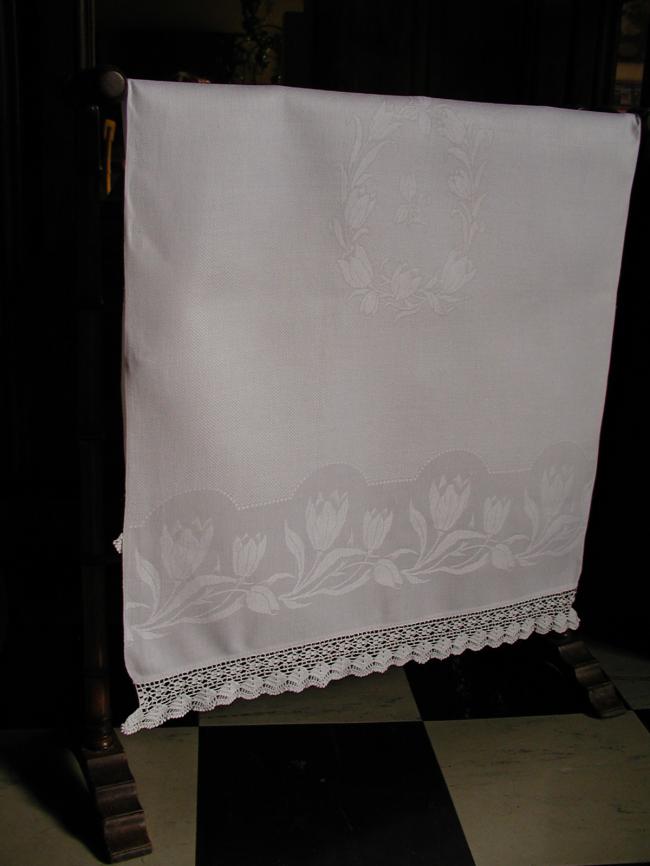 Superb vintage bath towel in damask with tulips and crochet lace edging