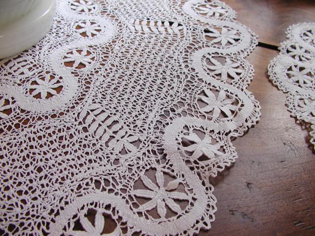 Marvellous service of 5 pieces in bobbin lace with Maltese cross