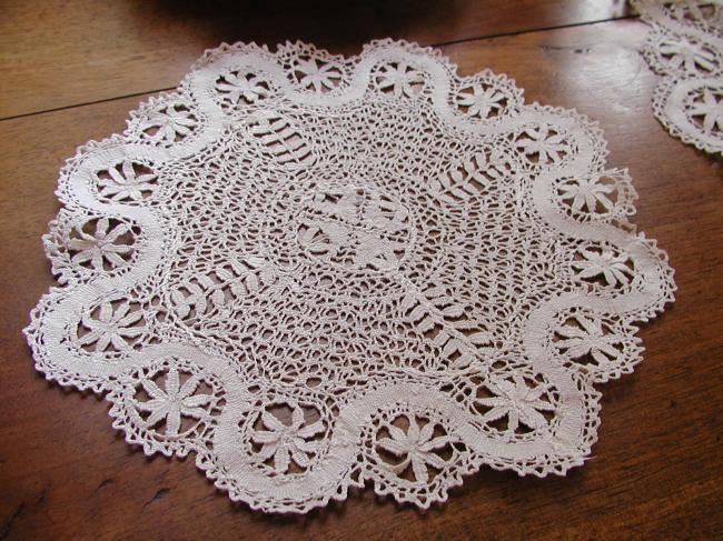 Marvellous service of 5 pieces in bobbin lace with Maltese cross