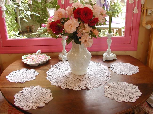 Marvellous service of 5 pieces in bobbin lace with Maltese cross