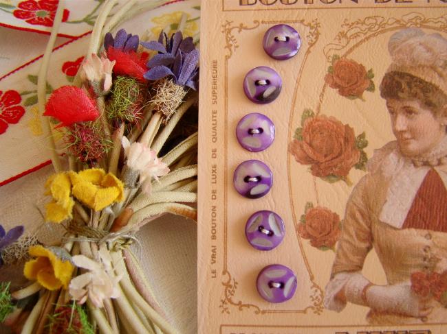 Jolie carte de 6 boutons anciens de nacre teintée violet et gravée à la main