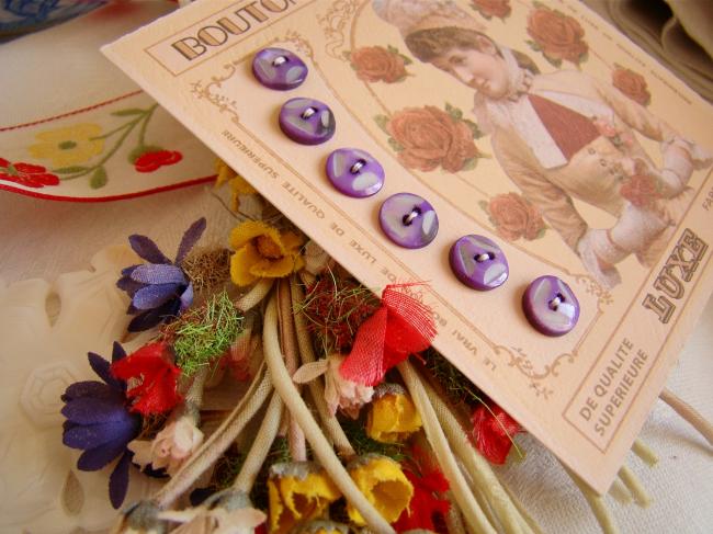 Jolie carte de 6 boutons anciens de nacre teintée violet et gravée à la main
