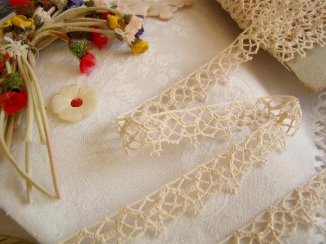 lovely little lace with tiny picots, ecru color , width 15 mm