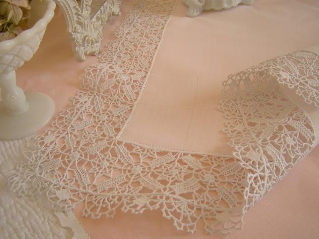 Linge ancien : Superbe nappe en linon de lin avec superbe dentelle de Venise