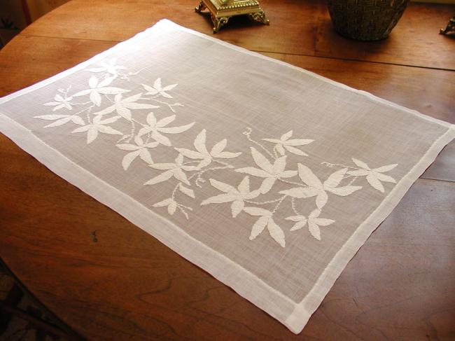 Superb small table top in cotton veil, with back appliqués of flowers 1900