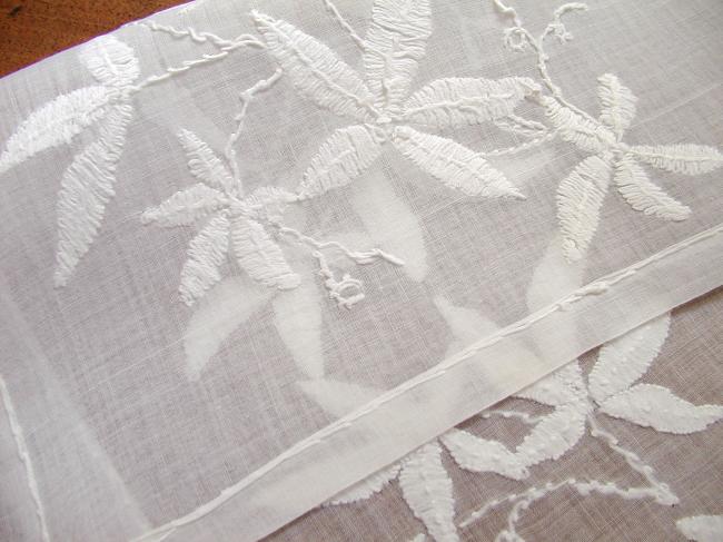 Superb small table top in cotton veil, with back appliqués of flowers 1900