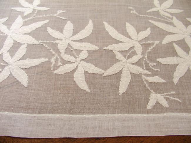 Superb small table top in cotton veil, with back appliqués of flowers 1900