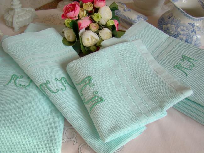 Belles serviettes en nid d'abeille avec monogramme MM, couleur vert d'eau