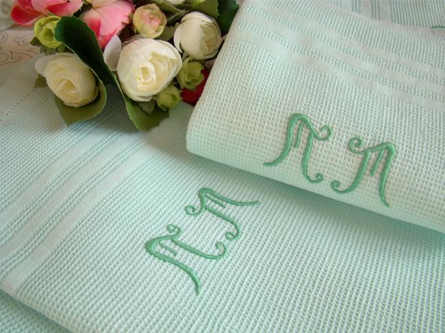 Belles serviettes en nid d'abeille avec monogramme MM, couleur vert d'eau