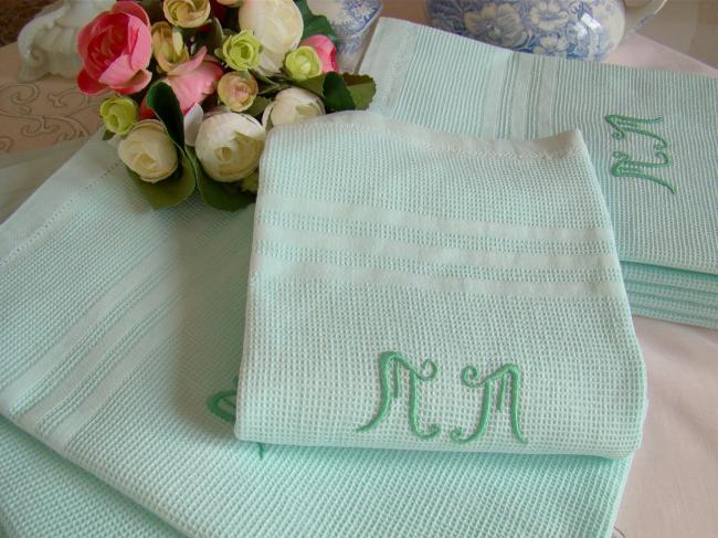 Belles serviettes en nid d'abeille avec monogramme MM, couleur vert d'eau