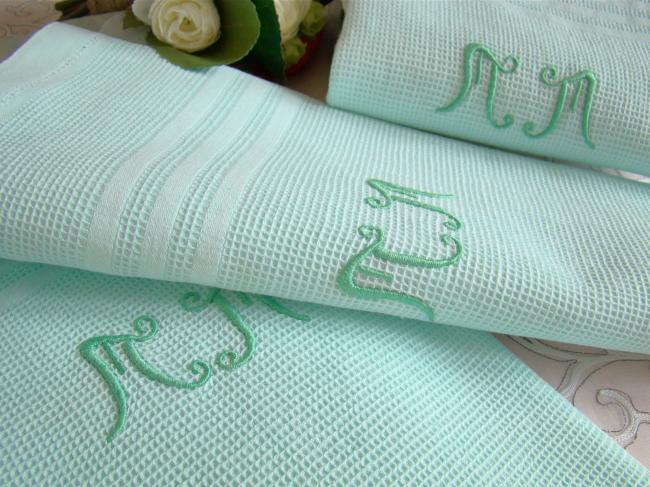 Belles serviettes en nid d'abeille avec monogramme MM, couleur vert d'eau