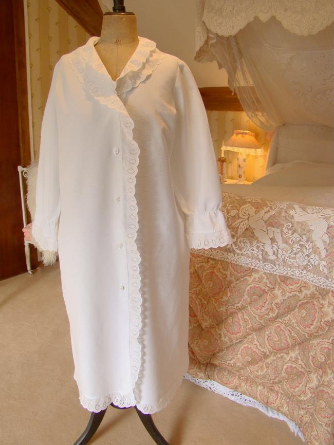 Ravissante robe de chambre en coton gauffré, ornée de broderie anglaise 1950