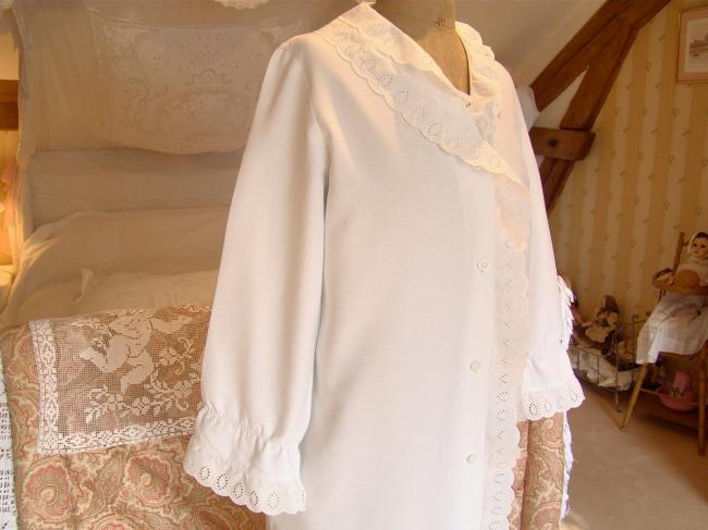 Ravissante robe de chambre en coton gauffré, ornée de broderie anglaise 1950