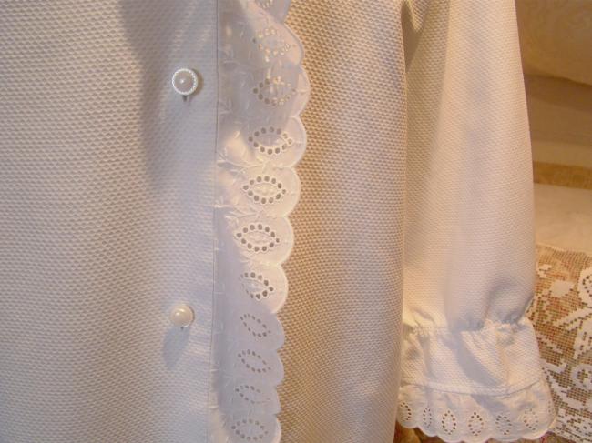 Ravissante robe de chambre en coton gauffré, ornée de broderie anglaise 1950