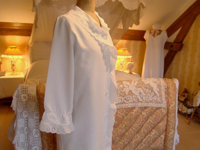 Ravissante robe de chambre en coton gauffré, ornée de broderie anglaise 1950