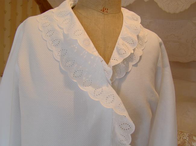 Ravissante robe de chambre en coton gauffré, ornée de broderie anglaise 1950