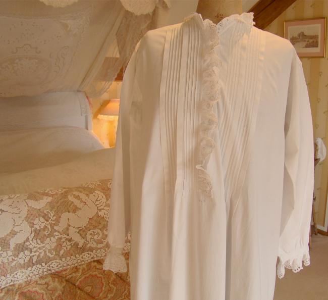 Belle chemise de nuit en batiste de coton ornée de broderie anglaise 1910