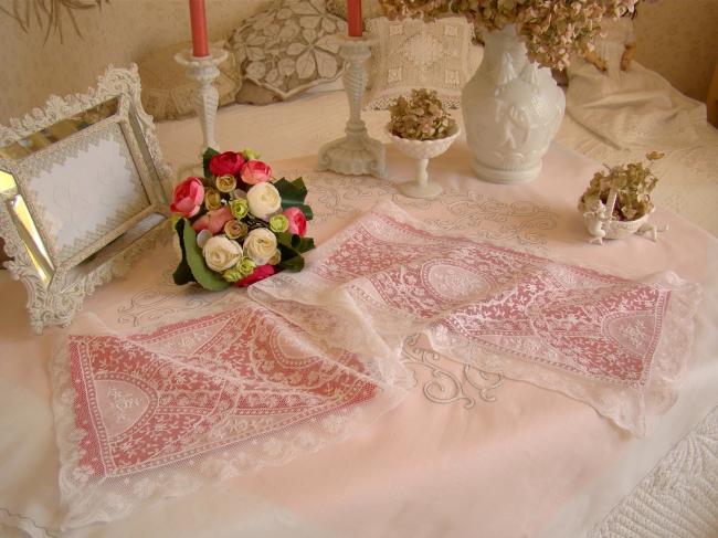 Superbe chemin de table en dentelle de fond de bonnet et Valenciennes 1900