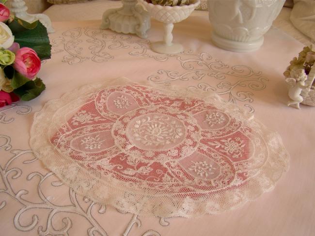 Superbe centre de table en dentelle de fond de bonnet et Valenciennes 1900