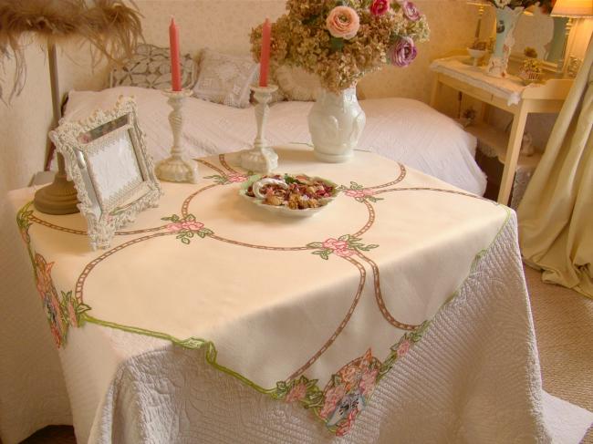 Linge ancien: Charmante nappe brodée de papillons et fleurs à la Richelieu 1930