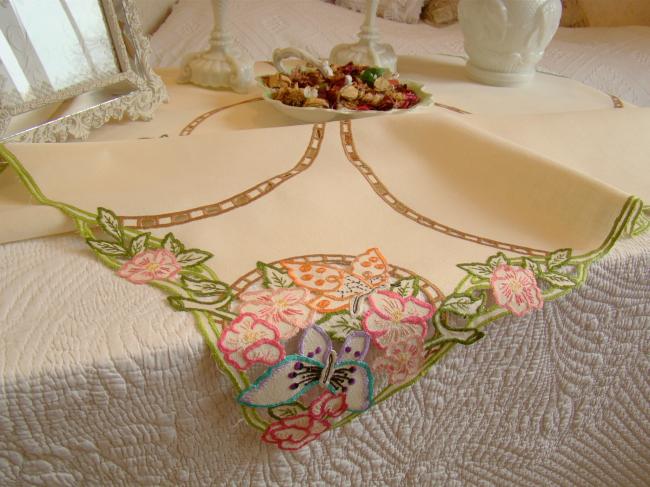 Linge ancien: Charmante nappe brodée de papillons et fleurs à la Richelieu 1930