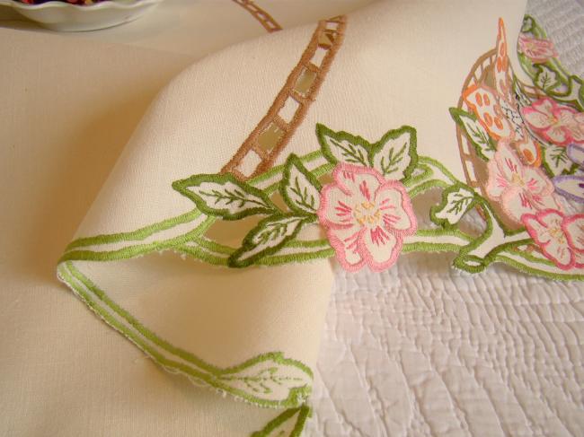 Linge ancien: Charmante nappe brodée de papillons et fleurs à la Richelieu 1930