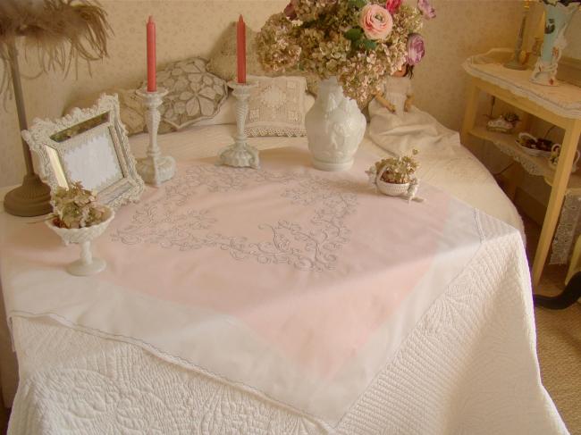 Linge ancien ;nappe, voile coton brodée d'arabesques soulignées de fil d'argent