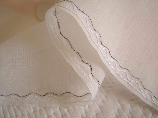 Linge ancien ;nappe, voile coton brodée d'arabesques soulignées de fil d'argent