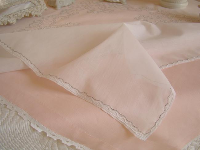 Linge ancien ;nappe, voile coton brodée d'arabesques soulignées de fil d'argent