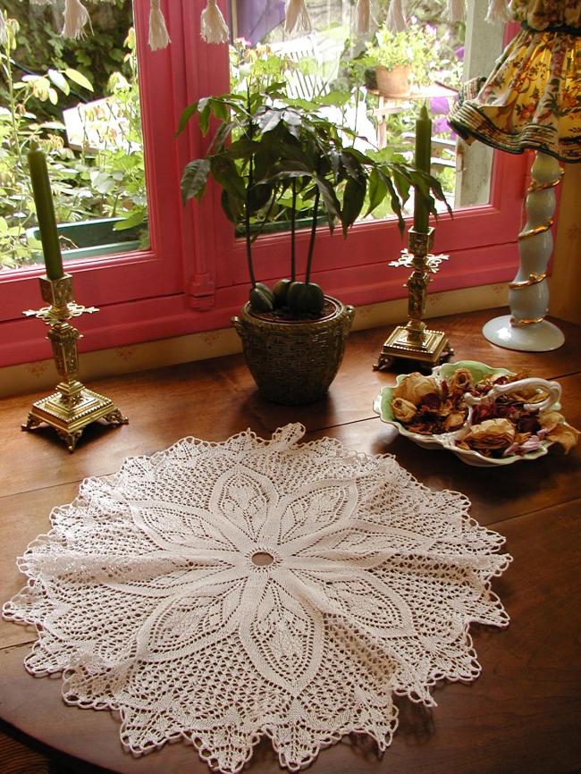 Grand centre de table rond en dentelle de crochet rosace