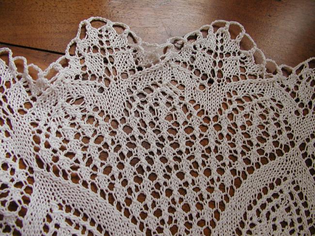 Grand centre de table rond en dentelle de crochet rosace