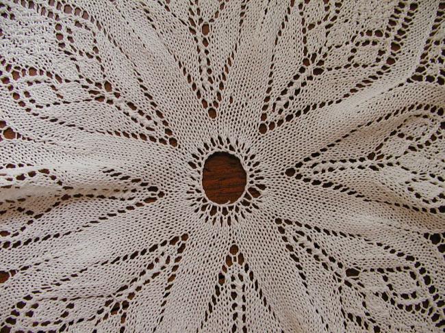 Grand centre de table rond en dentelle de crochet rosace