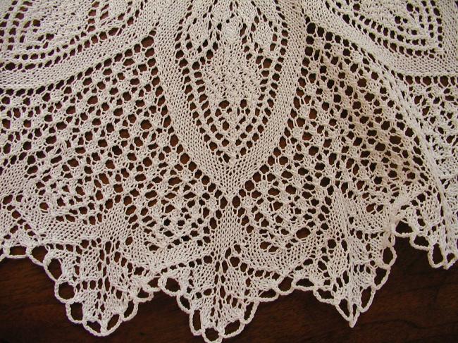 Grand centre de table rond en dentelle de crochet rosace