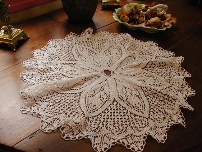 Grand centre de table rond en dentelle de crochet rosace