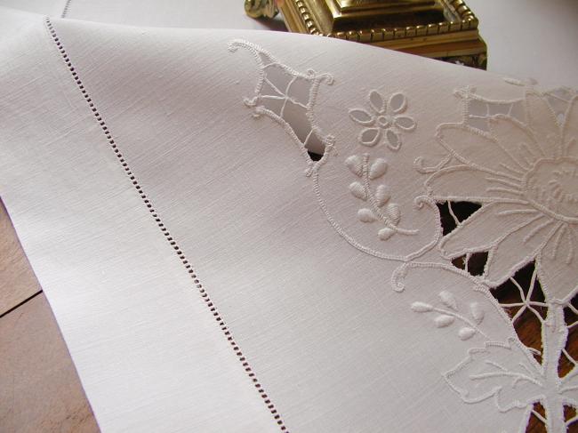 Very sweet tablecloth in fine linen with openwork sunflowers