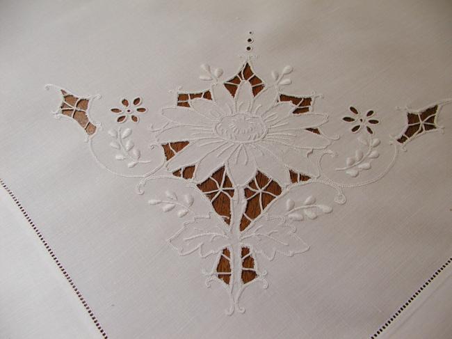 Very sweet tablecloth in fine linen with openwork sunflowers