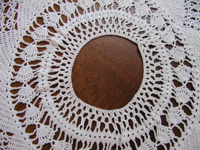 Lovely border for star shape doily in crochet lace