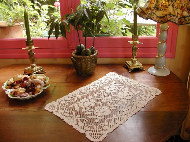 Superbe centre de table en dentelle de filet représentant des roses anciennes