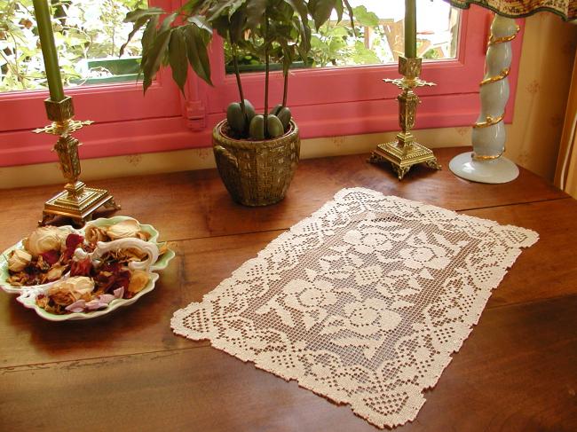 Superbe centre de table en dentelle de filet représentant des roses anciennes