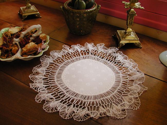 Splendid round and large doily with damask ivy pattern and Hairpin lace