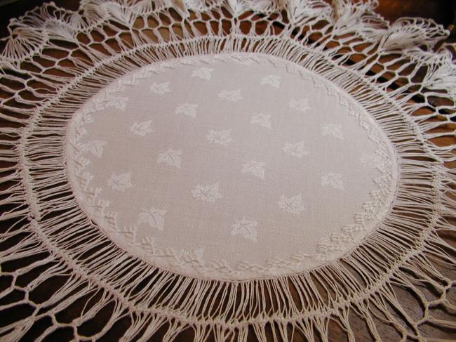 Splendid round and large doily with damask ivy pattern and Hairpin lace