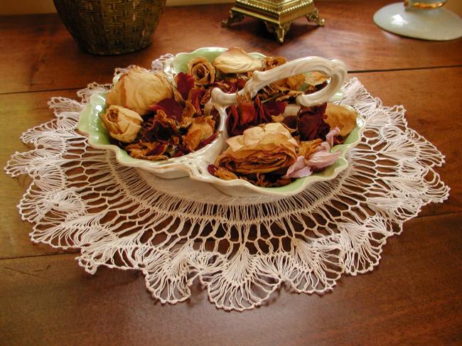 Splendid round and large doily with damask ivy pattern and Hairpin lace