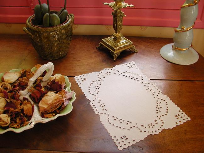 Sweet small tray cloth with Colbert hand-embroidery