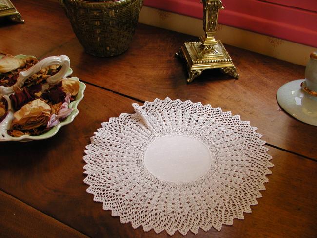 Lovely round doily in damask with knitted lace