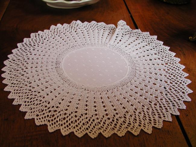 Lovely round doily in damask with knitted lace