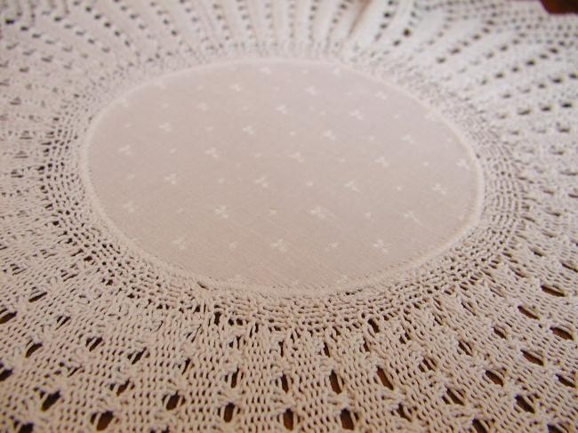 Lovely round doily in damask with knitted lace