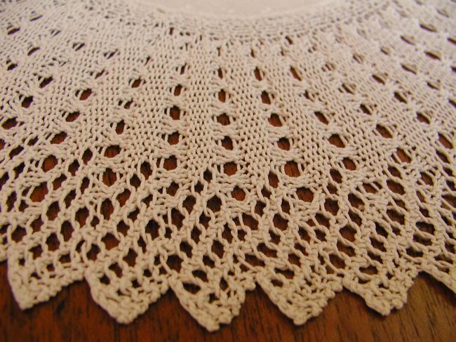 Lovely round doily in damask with knitted lace