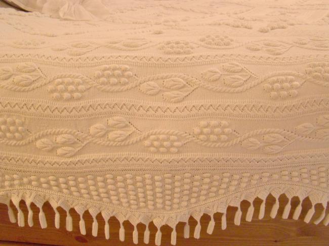 Merveilleux couvre-lit en dentelle faite main avec très beaux motifs en relief