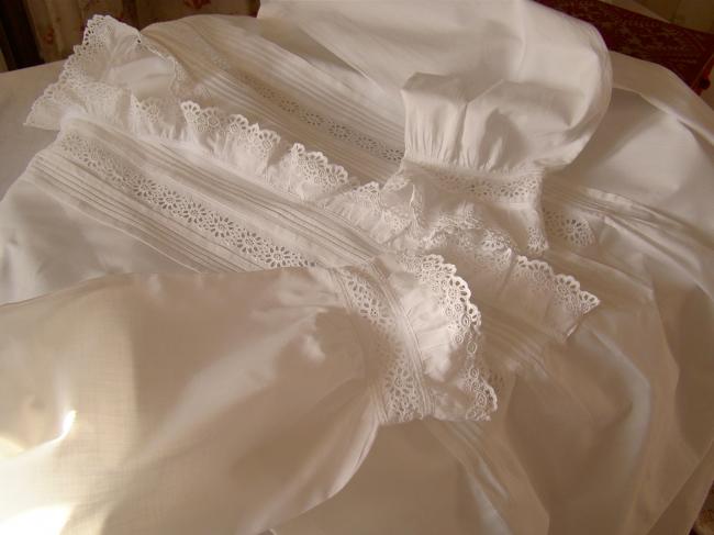 Superbe chemise de nuit en batiste, ornée de broderie anglaise faite à la main 