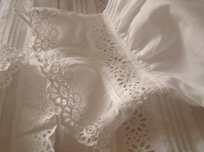 Superbe chemise de nuit en batiste, ornée de broderie anglaise faite à la main 